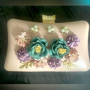 NWT-Boutique! Pale-pink clutch w/lobster clasp. Gold/pearl/rhinestone accents